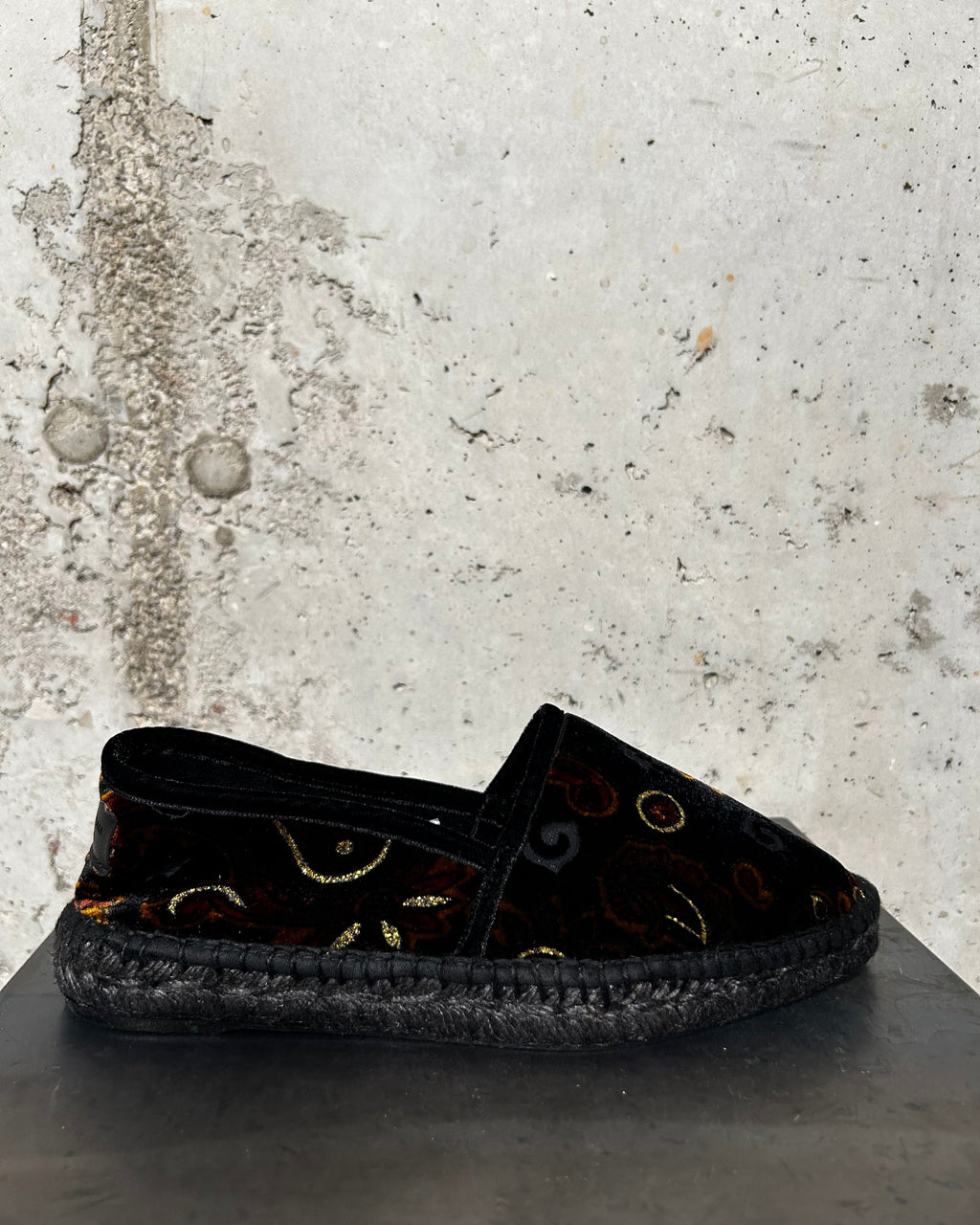 Alpargata veneciana de terciopelo bordado negra Gabrille