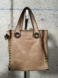 Bolso tote con tachuelas beige Bardasú