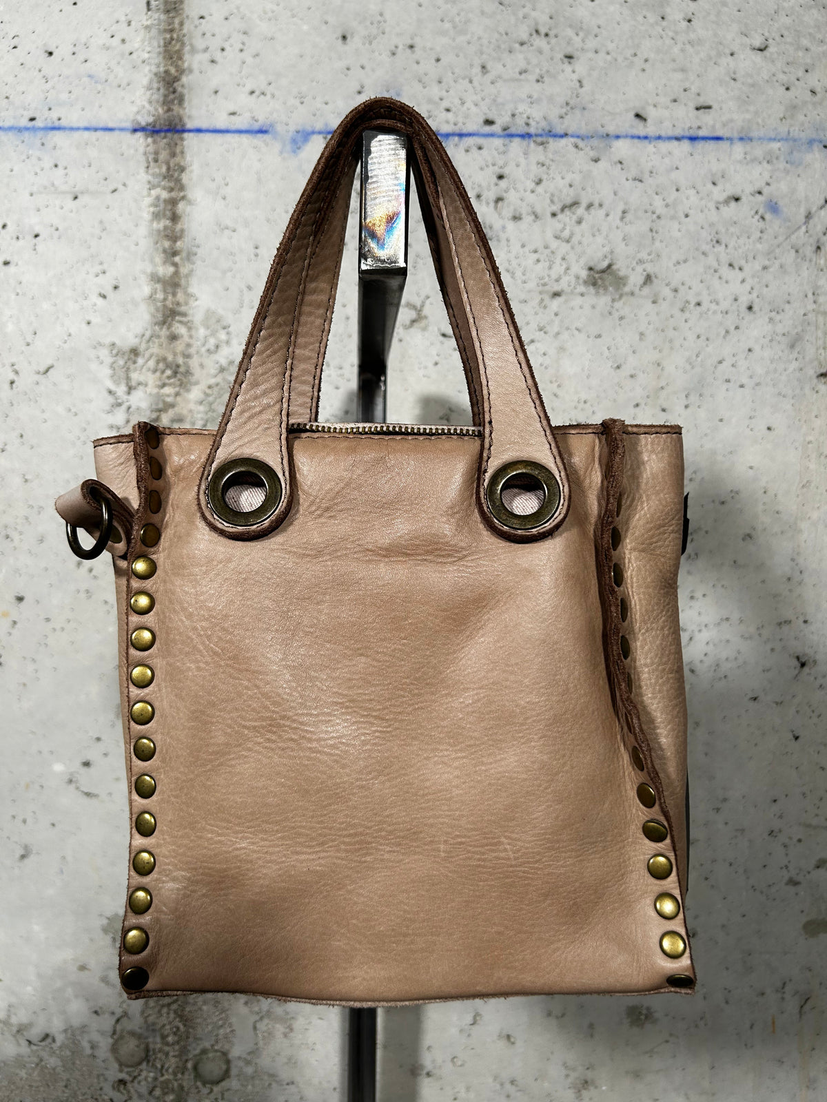 Bolso tote con tachuelas beige Bardasú