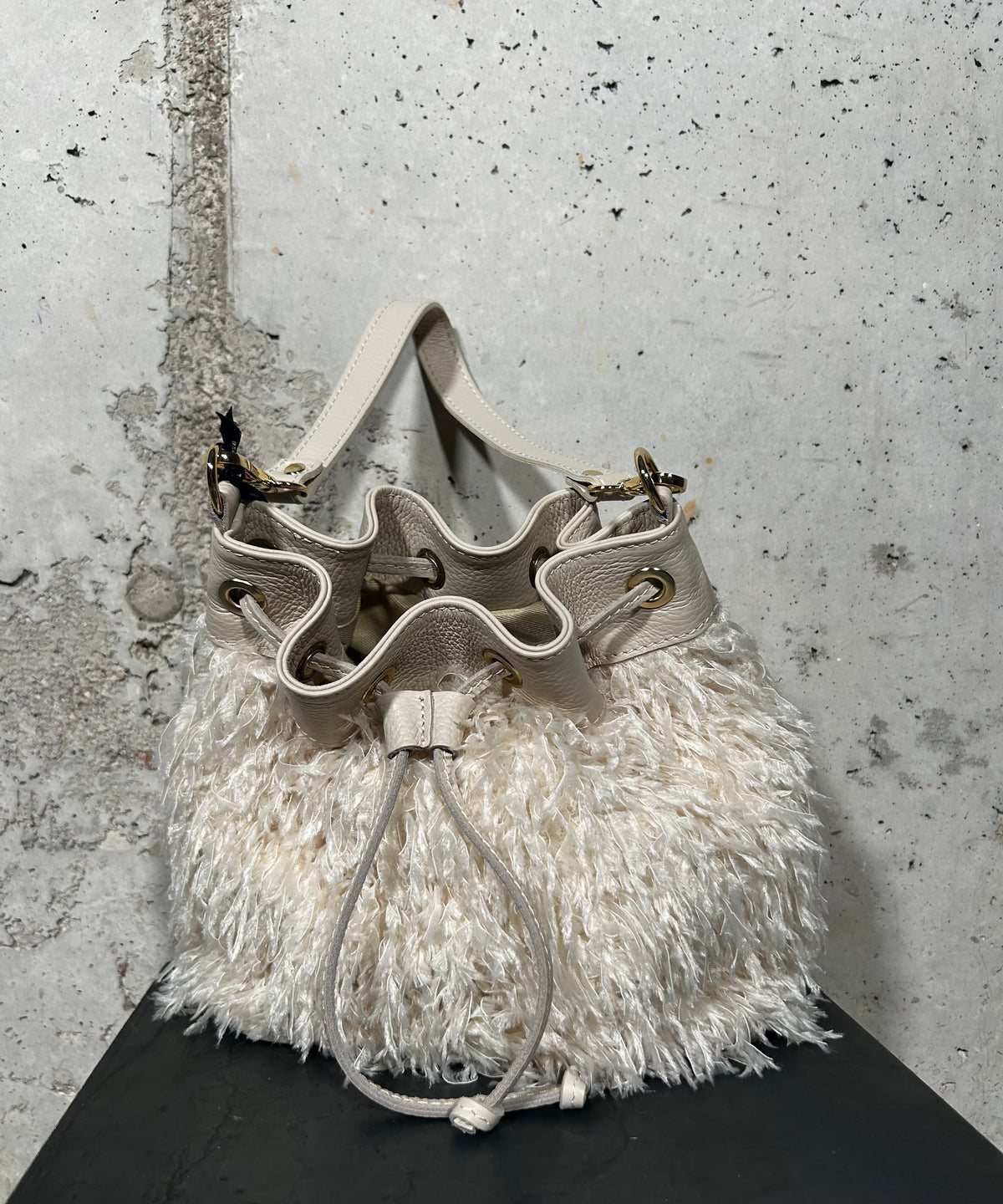 Bolso saco con plumas beige Bardasú