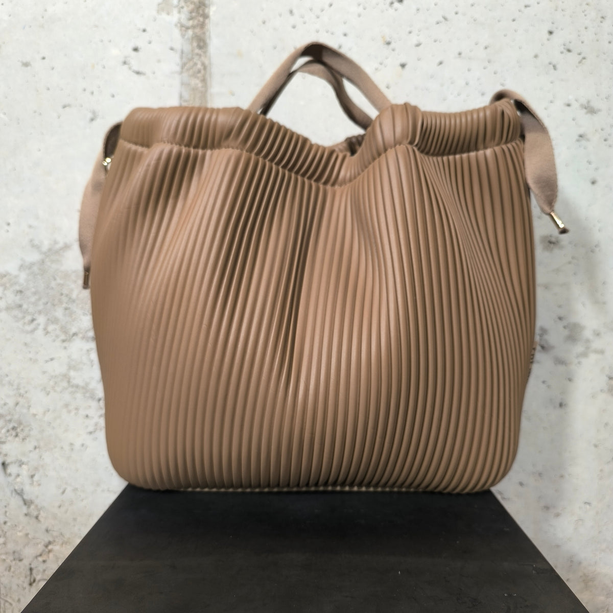 Bolso saco plisado beige Marco Nicoli