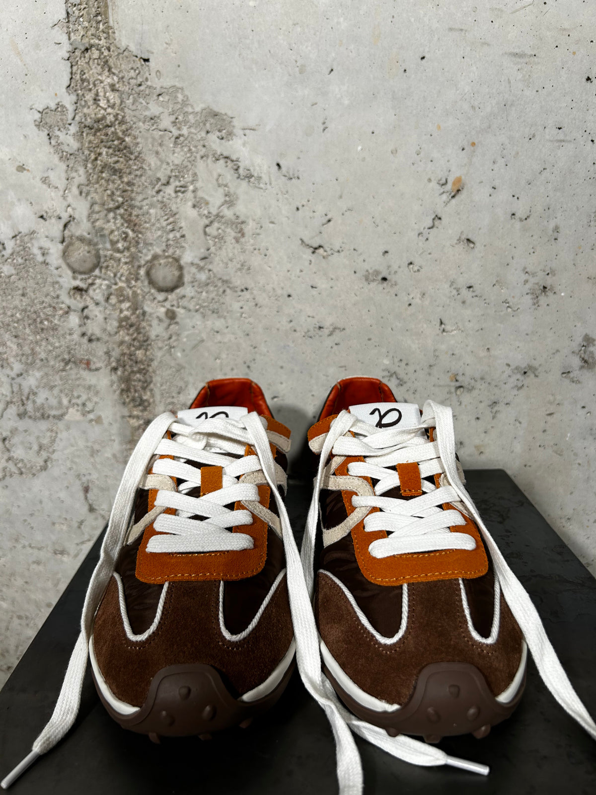 Zapatilla deportiva choco con ante camel Palomitas
