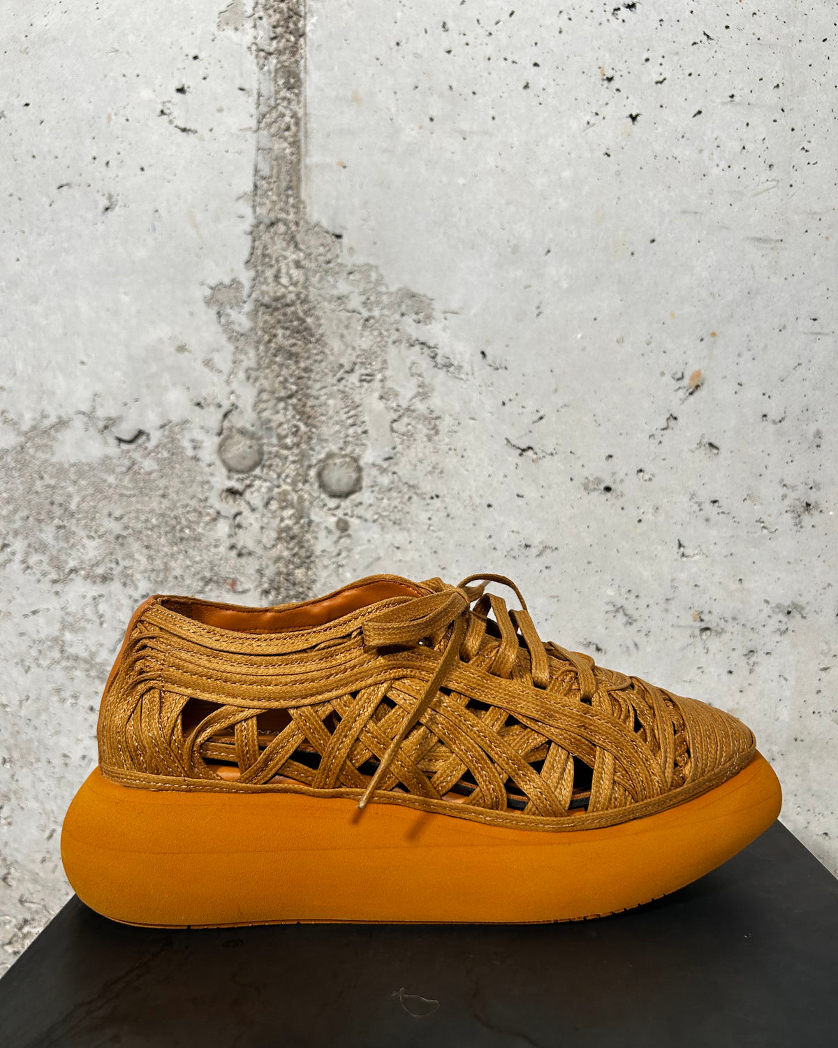 Zapatilla trenzada Nala ocre Paloma Barceló