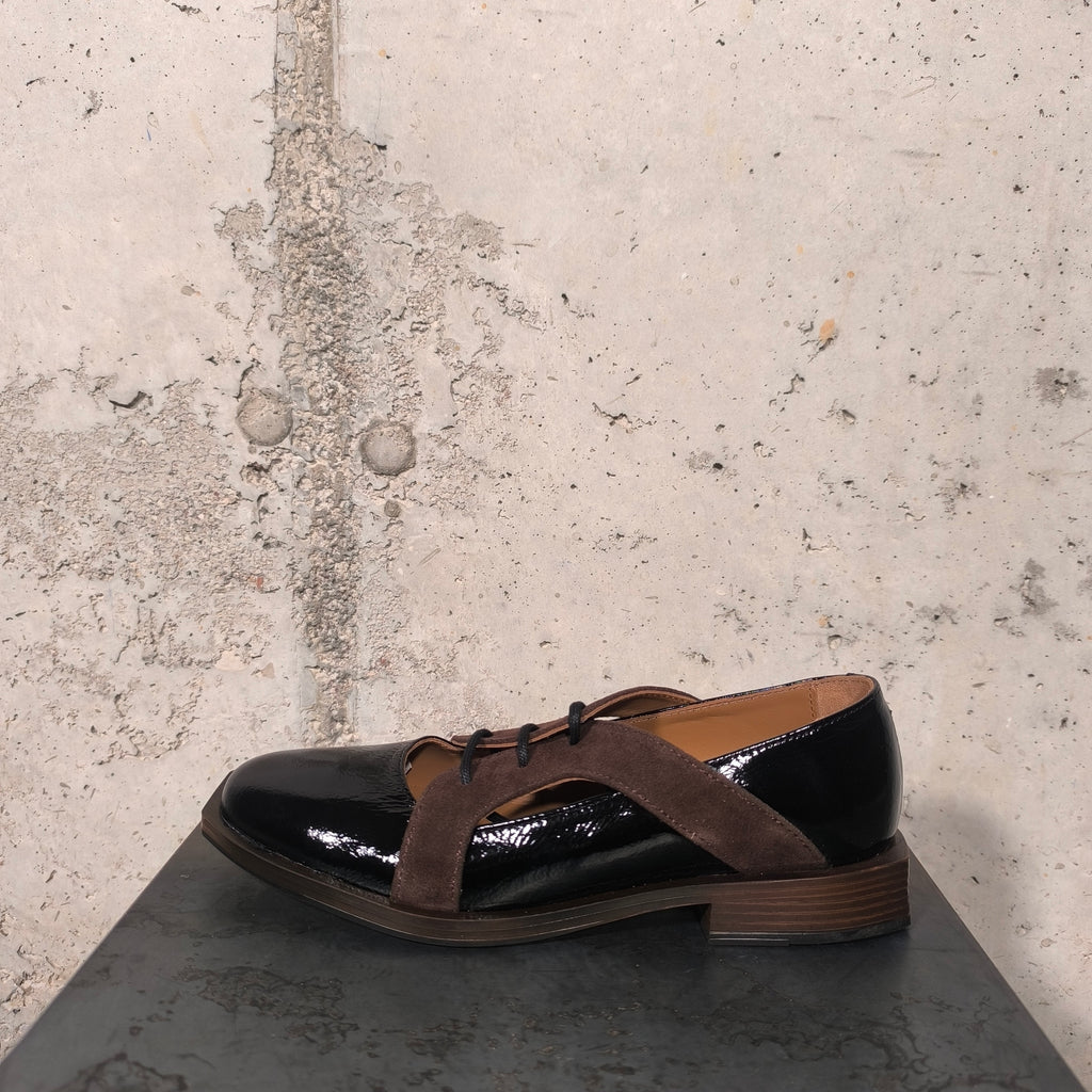 Zapato de cordones negro y marrón Nemonic