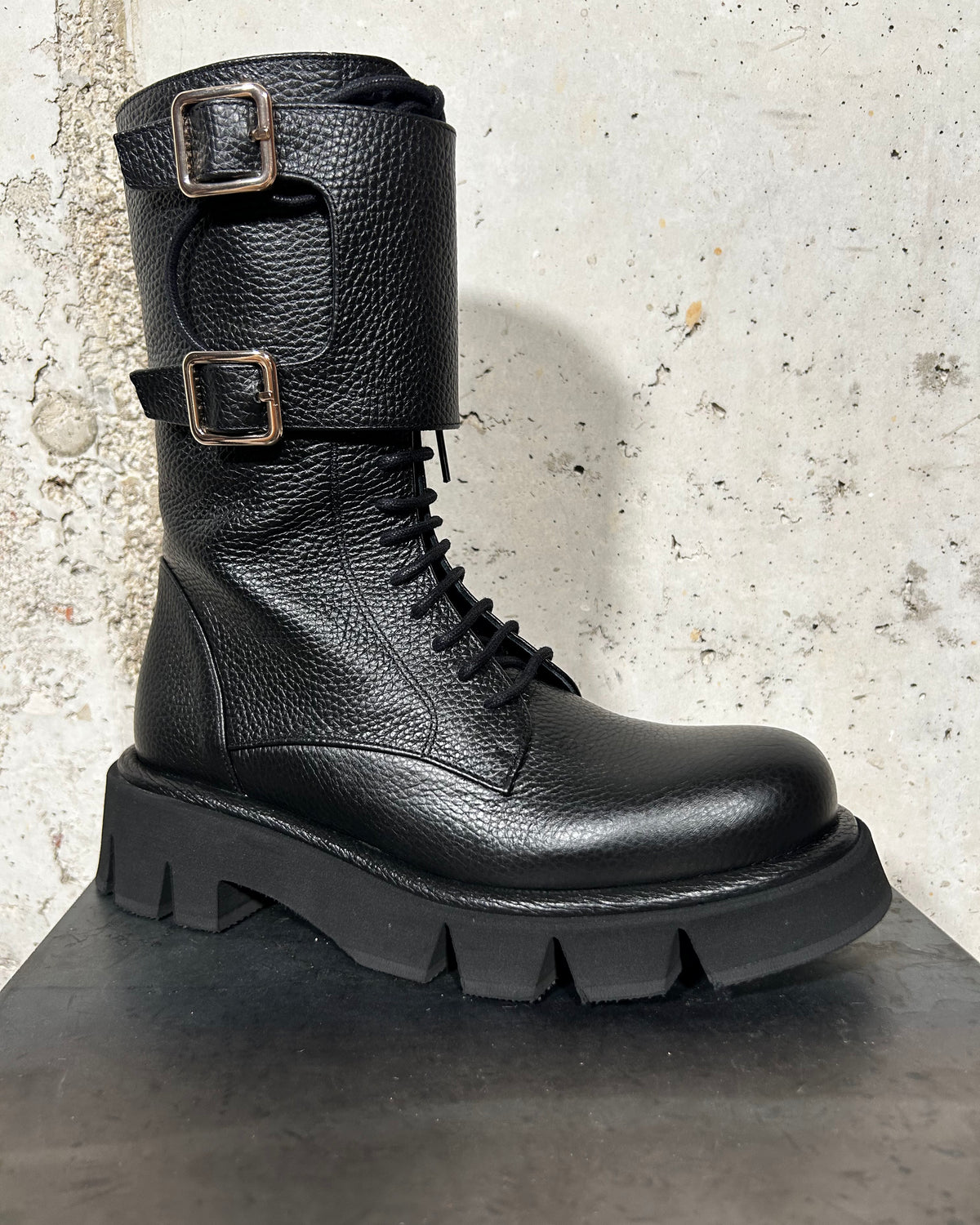 Bota negra con hebillas Paloma Barceló