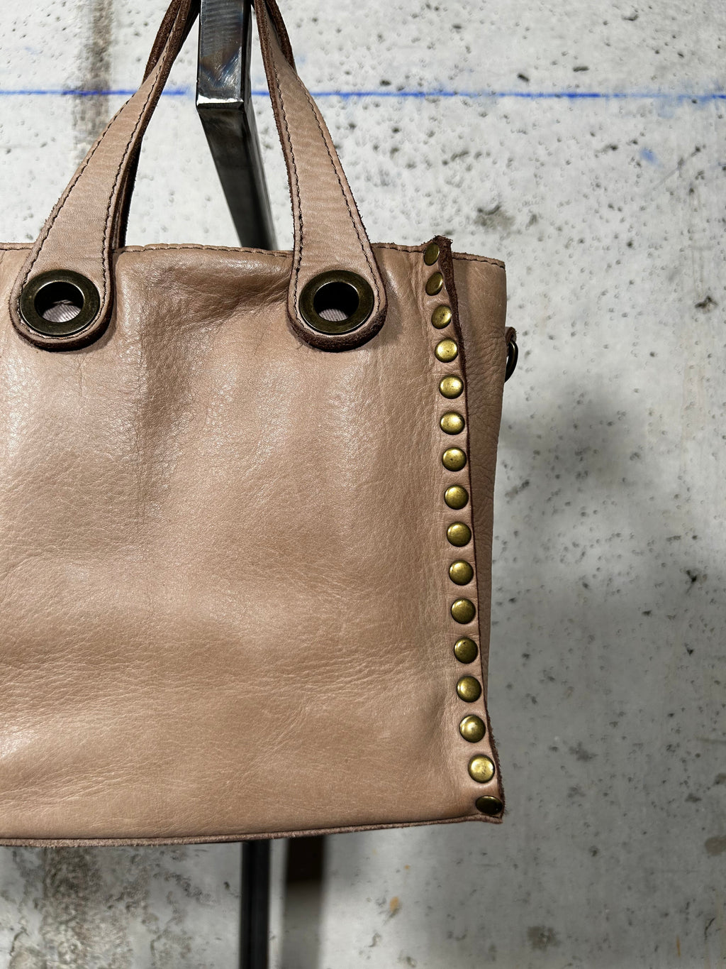 Bolso tote con tachuelas beige Bardasú