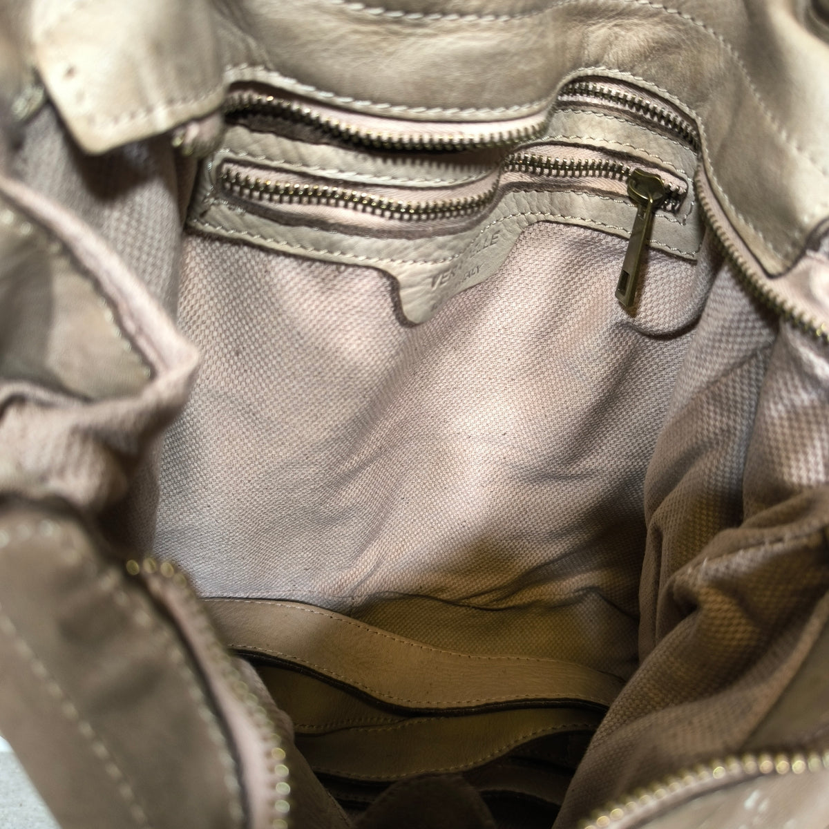 Bolso hobo de piel con solapa beige Bardasú