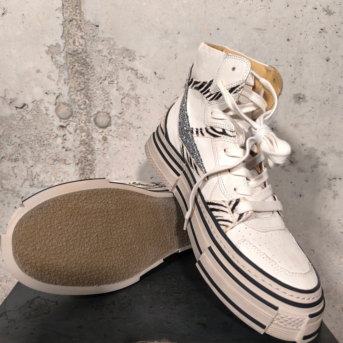 Zapatilla con plataforma blanca y cebra Bardasú