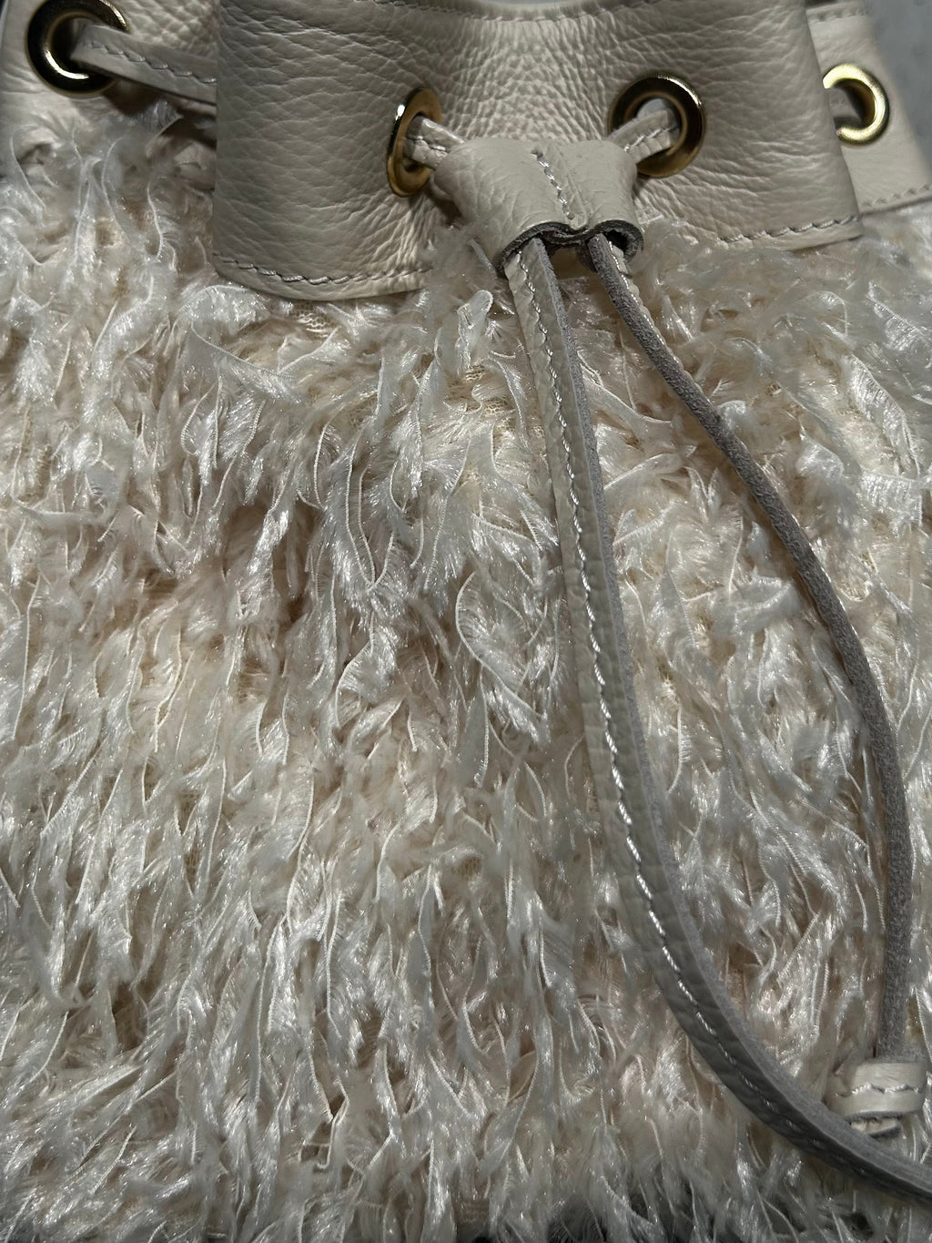 Bolso saco con plumas beige Bardasú
