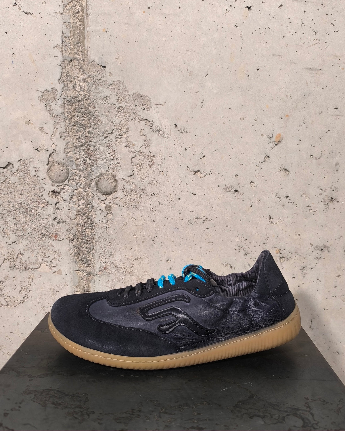 Zapatilla deportiva negra Felmini