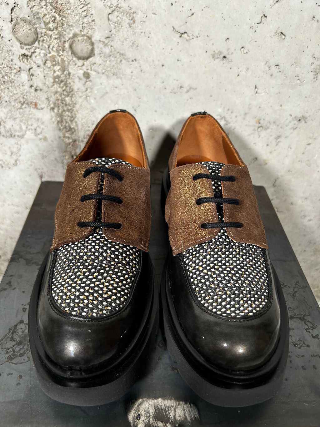 Zapato de cordones bronce y negro Nemonic