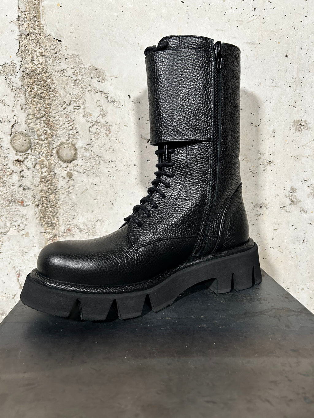 Bota negra con hebillas Paloma Barceló