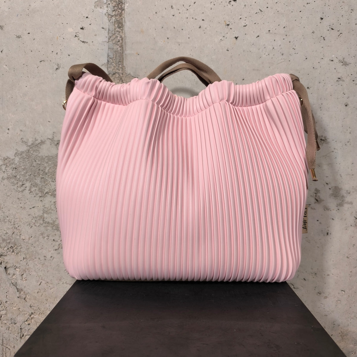 Bolso saco plisado rosa Marco Nicoli