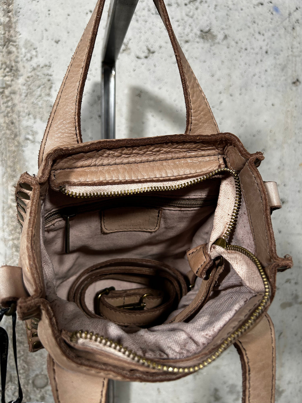 Bolso tote con tachuelas beige Bardasú