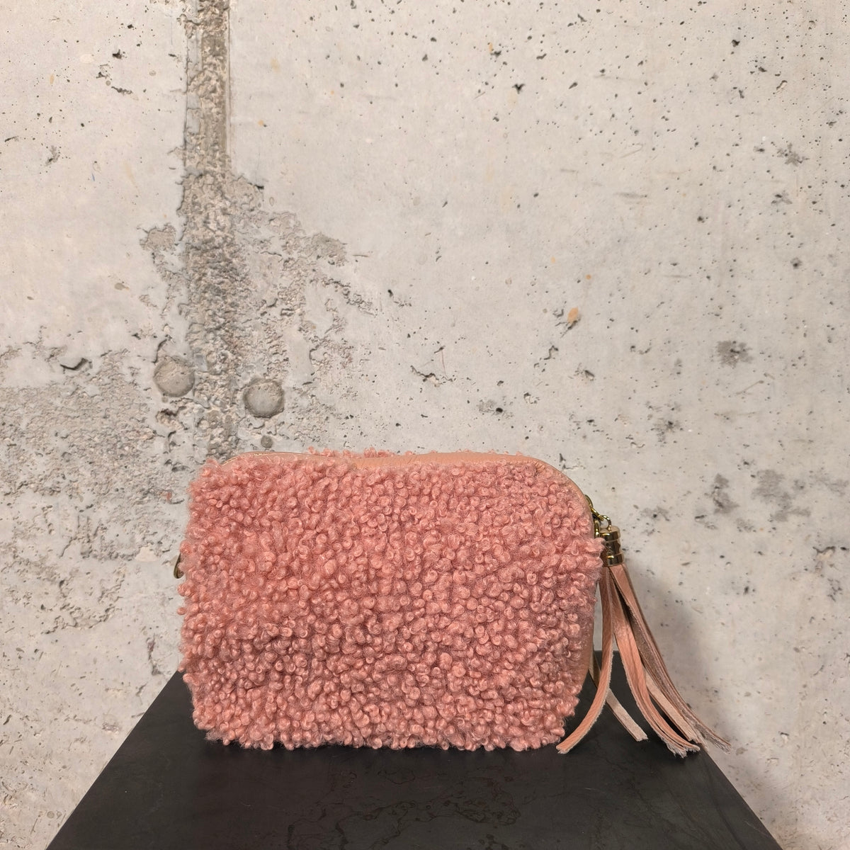 Bolso bandolera de borrego rosa Bardasú