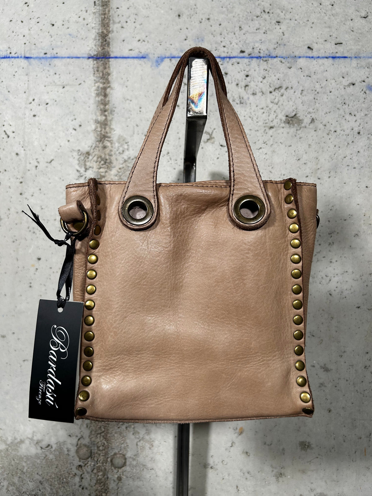 Bolso tote con tachuelas beige Bardasú