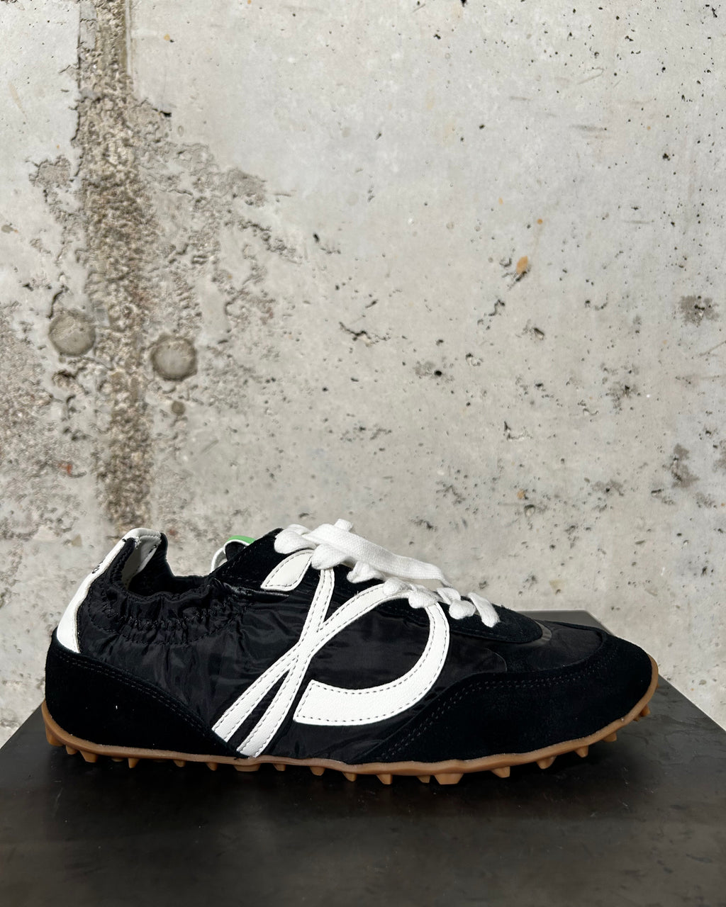 Zapatilla deportiva en negro Palomitas