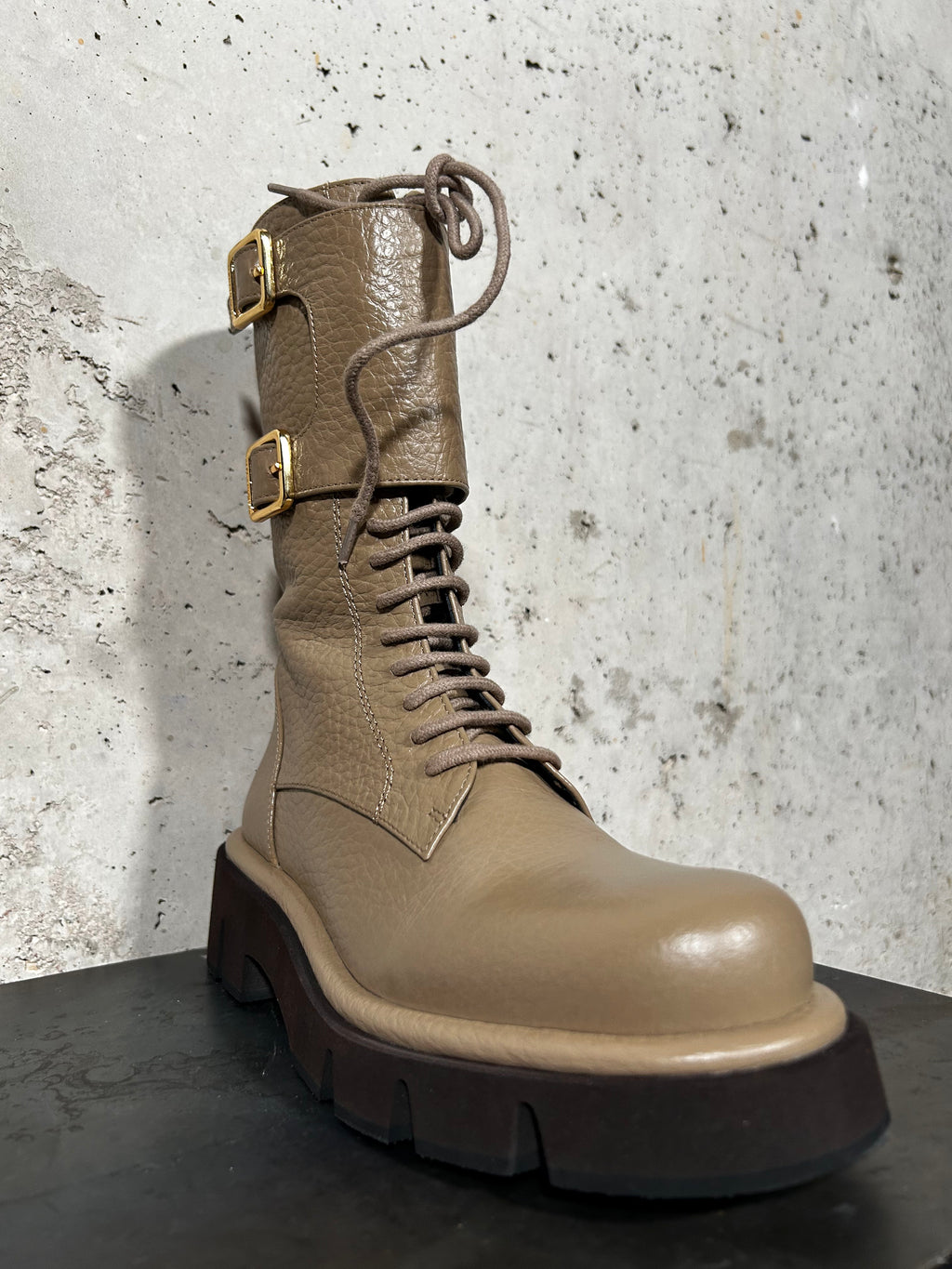 Bota taupe con hebillas Paloma Barceló