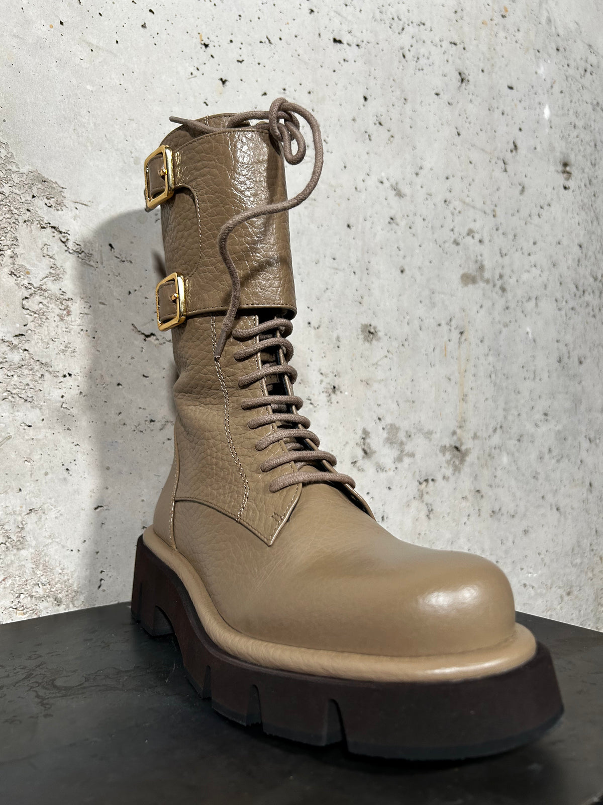 Bota taupe con hebillas Paloma Barceló