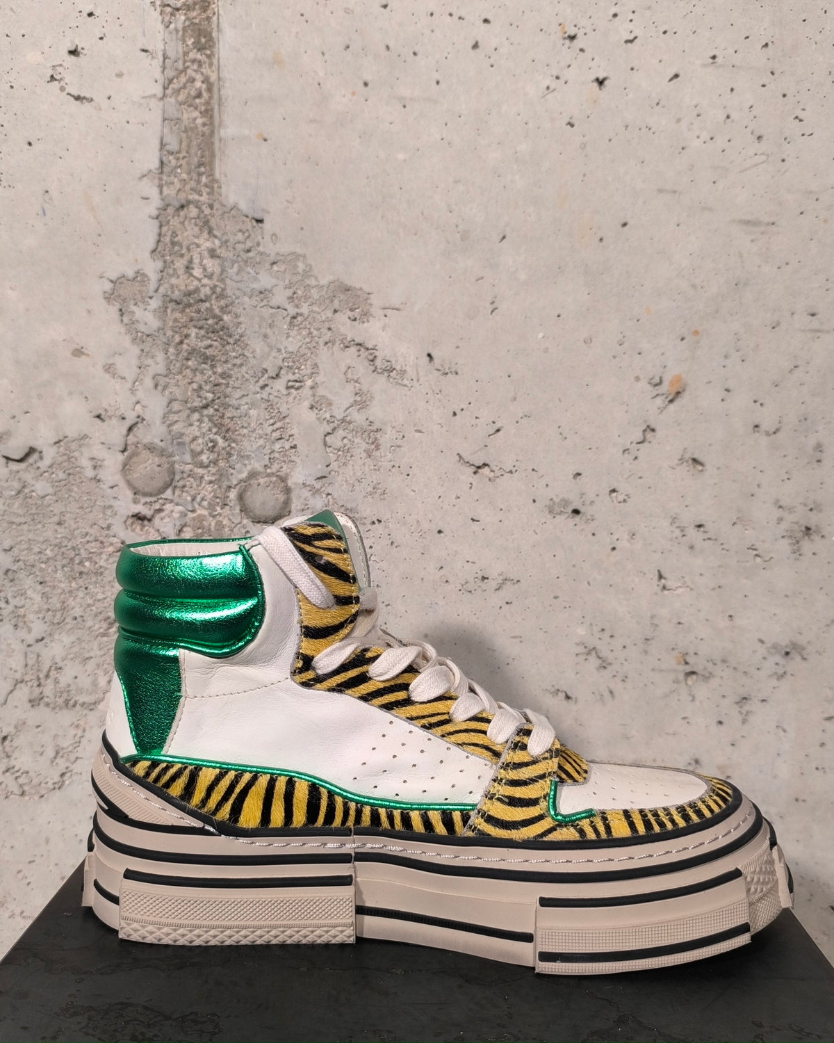 Zapatilla con plataforma blanca y verde metalizado Bardasú