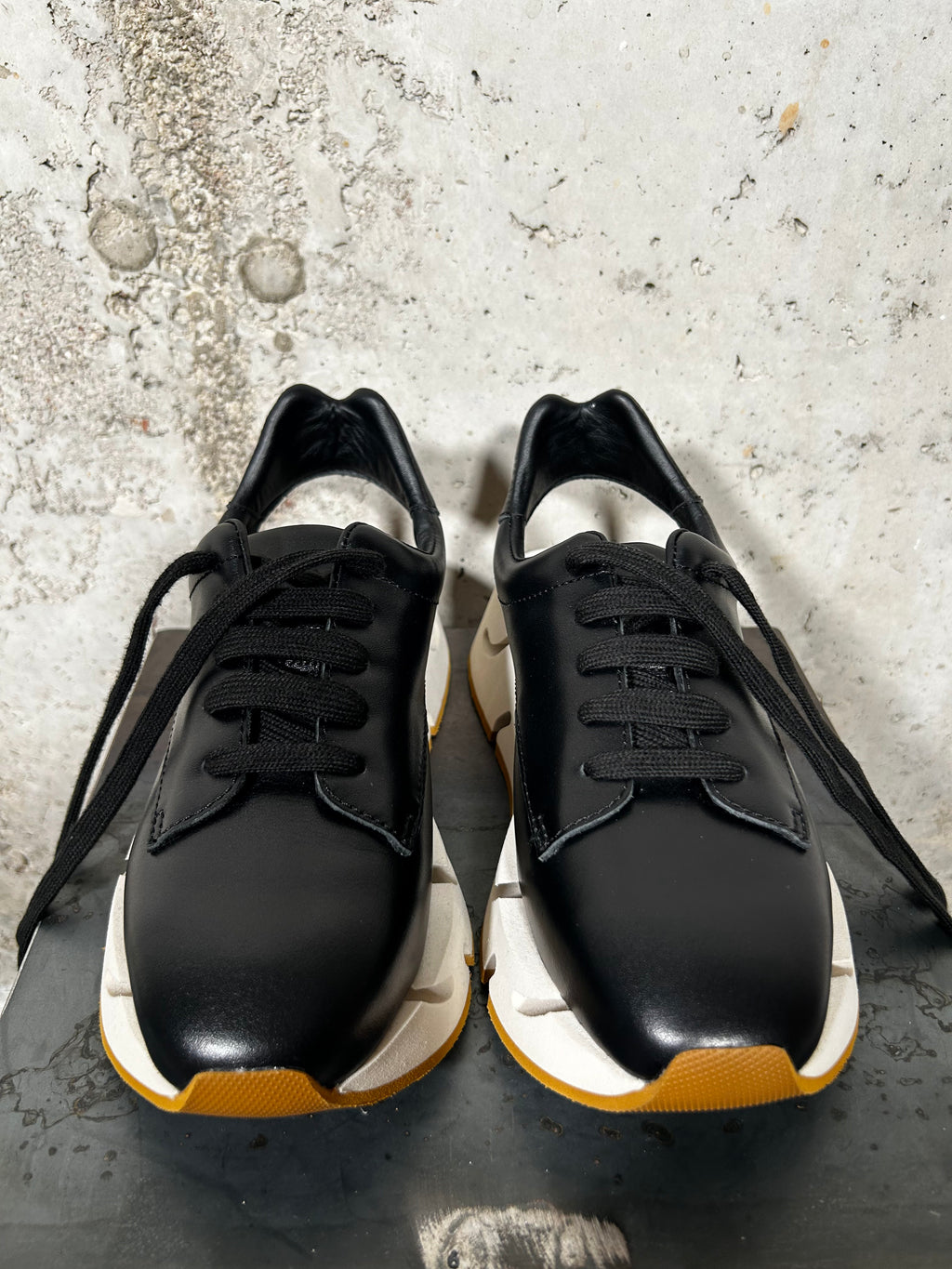 Zapatilla con plataforma negra Palomitas