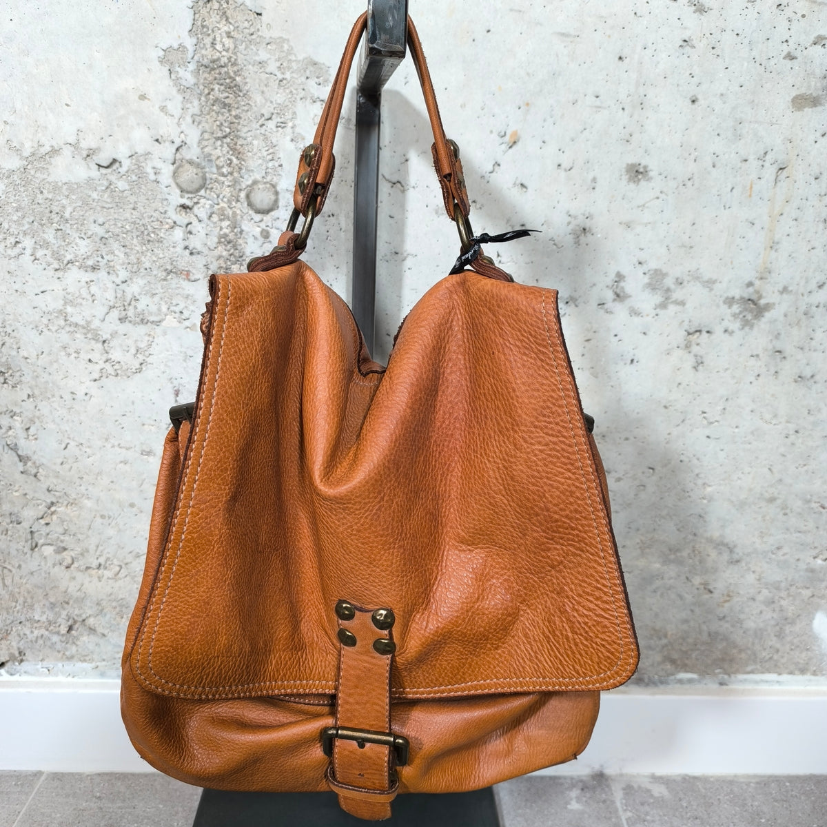 Bolso hobo de piel con solapa marrón Bardasú