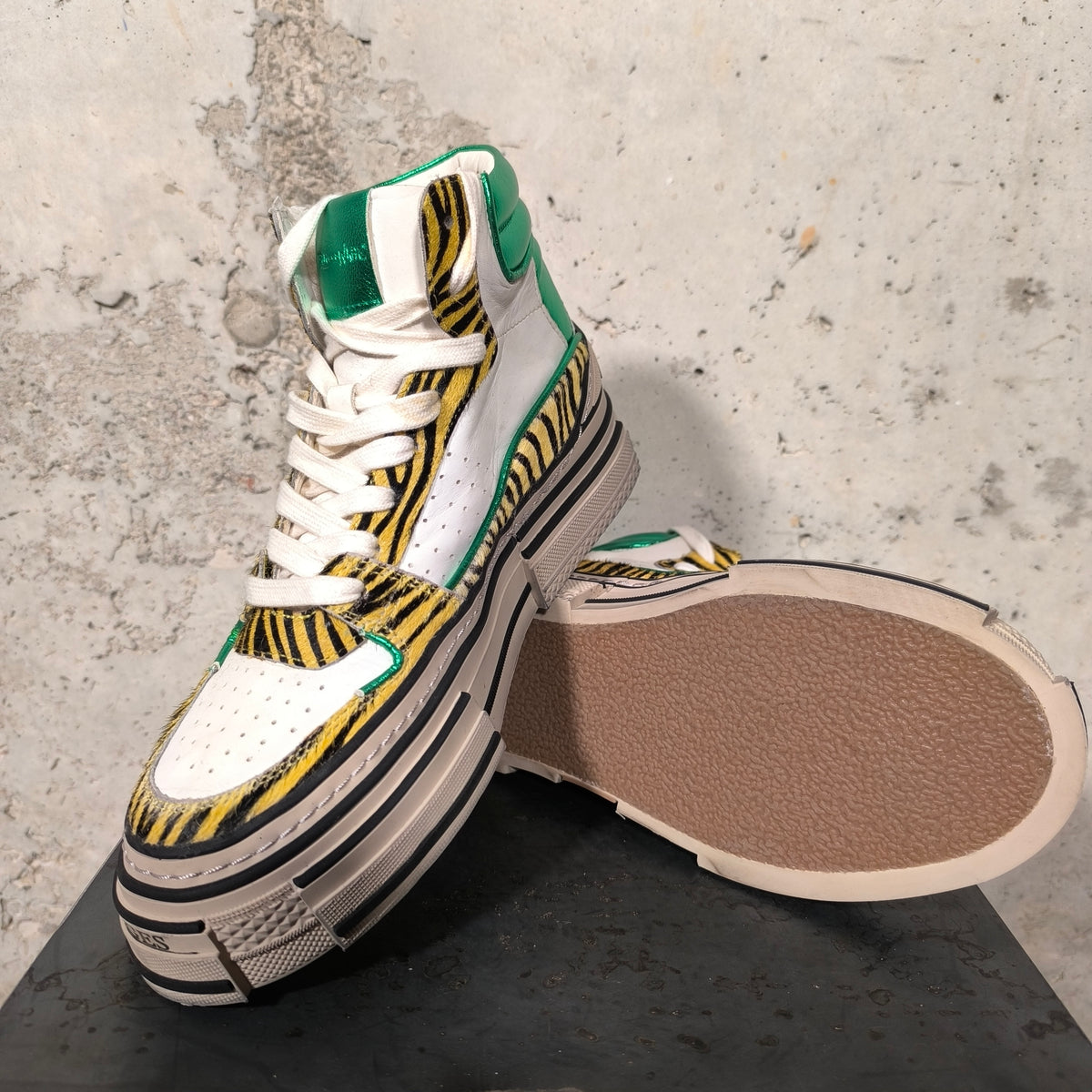 Zapatilla con plataforma blanca y verde metalizado Bardasú