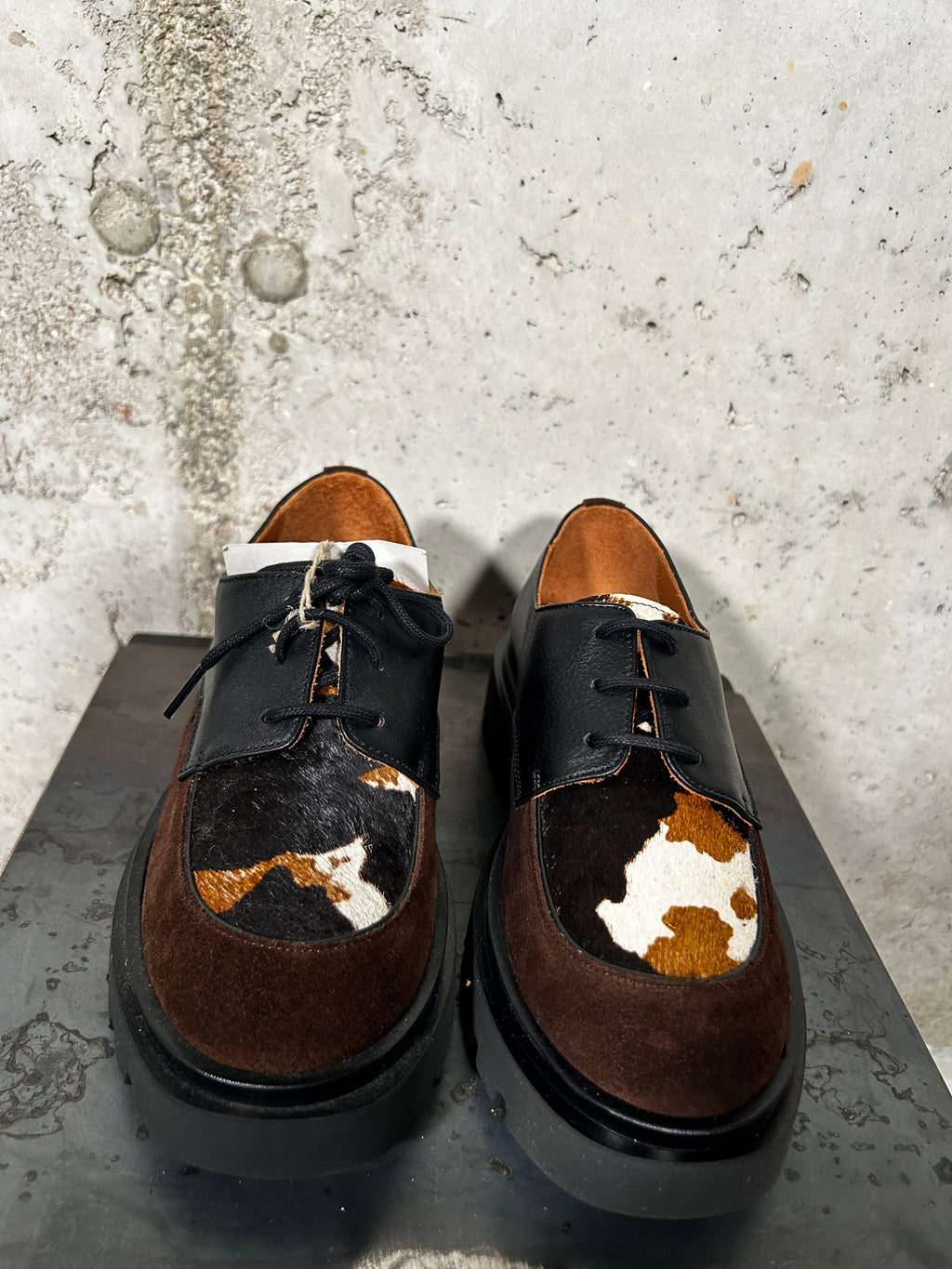 Zapato de cordones con pelo estampado vaca Nemonic