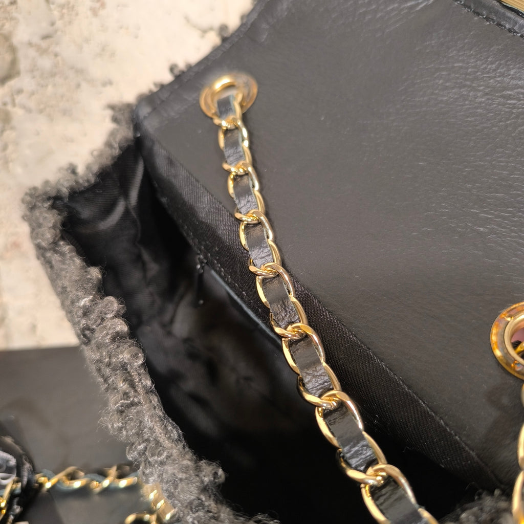 Bolso de borrego con cadena gris Bardasú