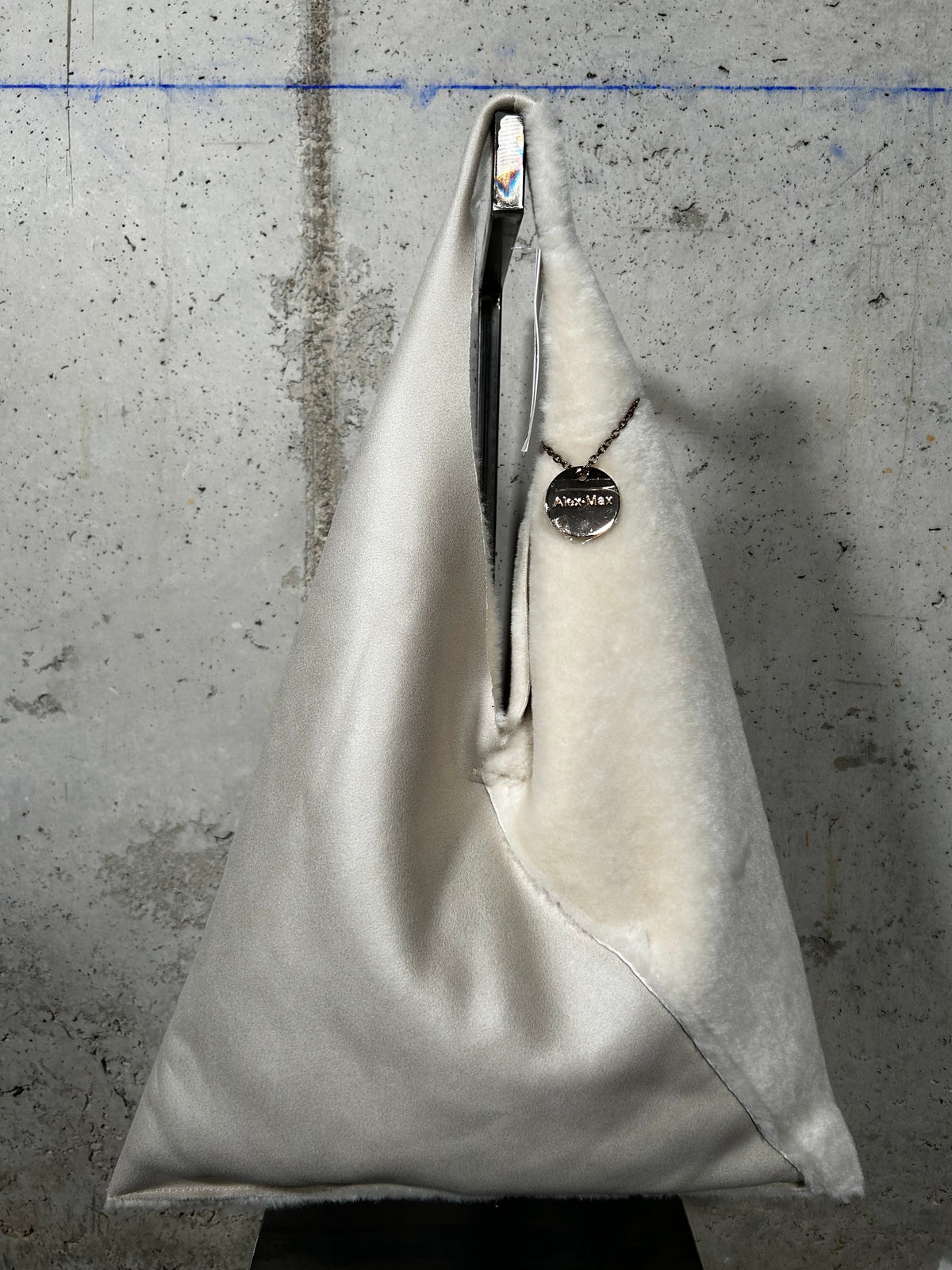 Bolso triangular de borrego marfil Alex Max