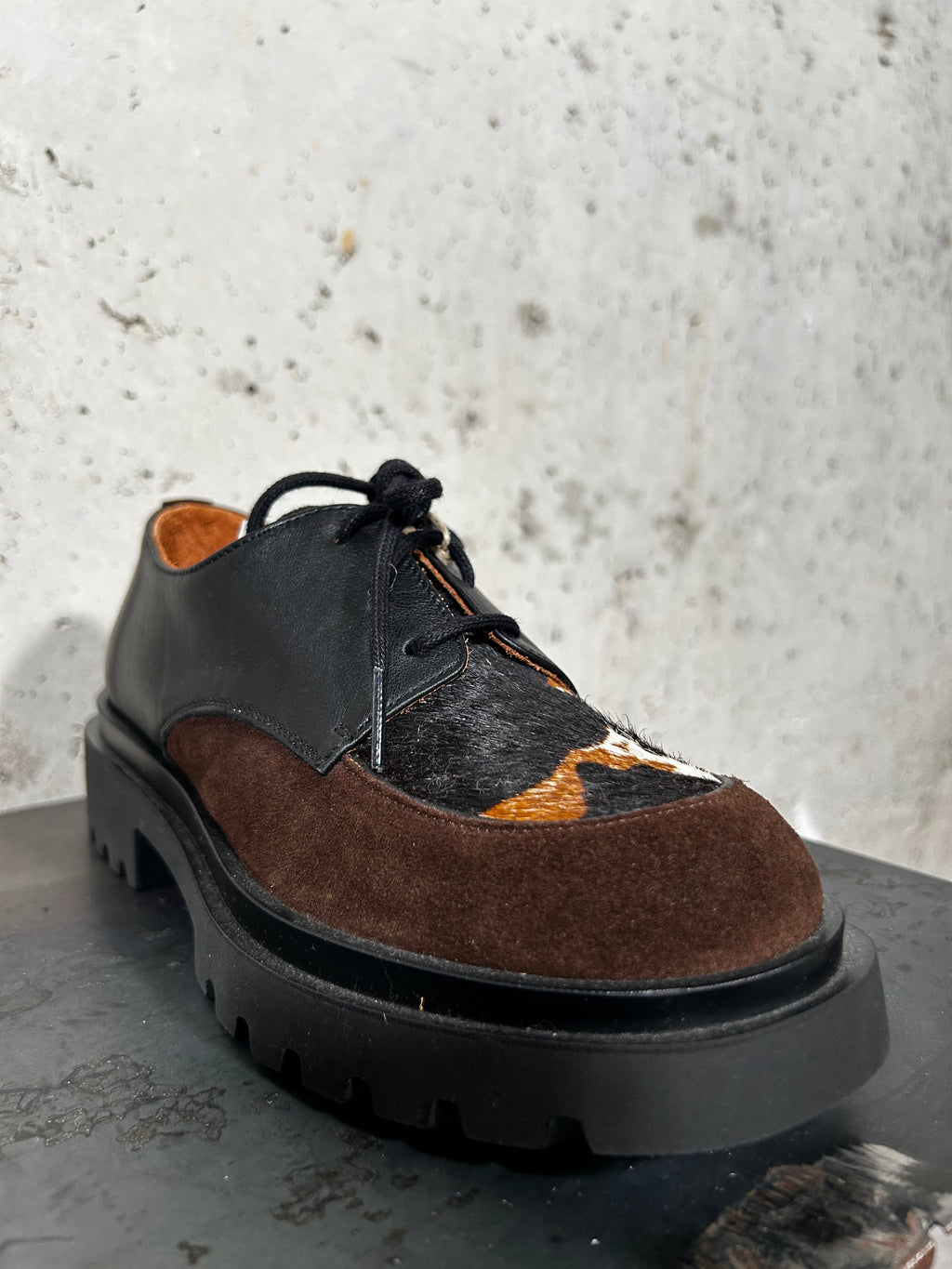 Zapato de cordones con pelo estampado vaca Nemonic