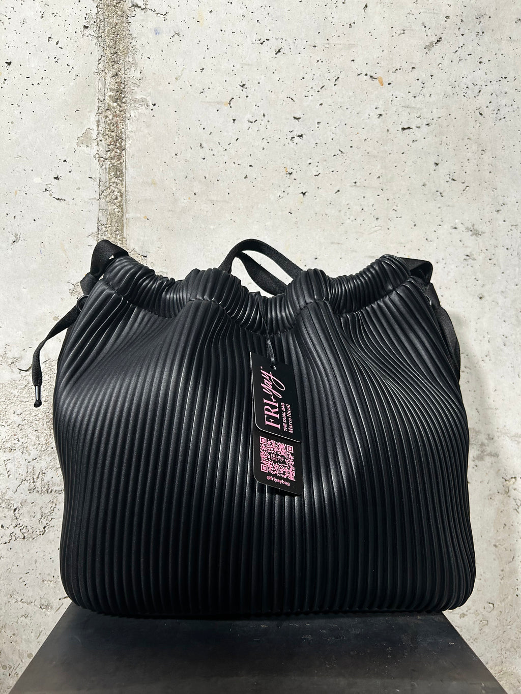 Bolso saco plisado negro Marco Nicoli