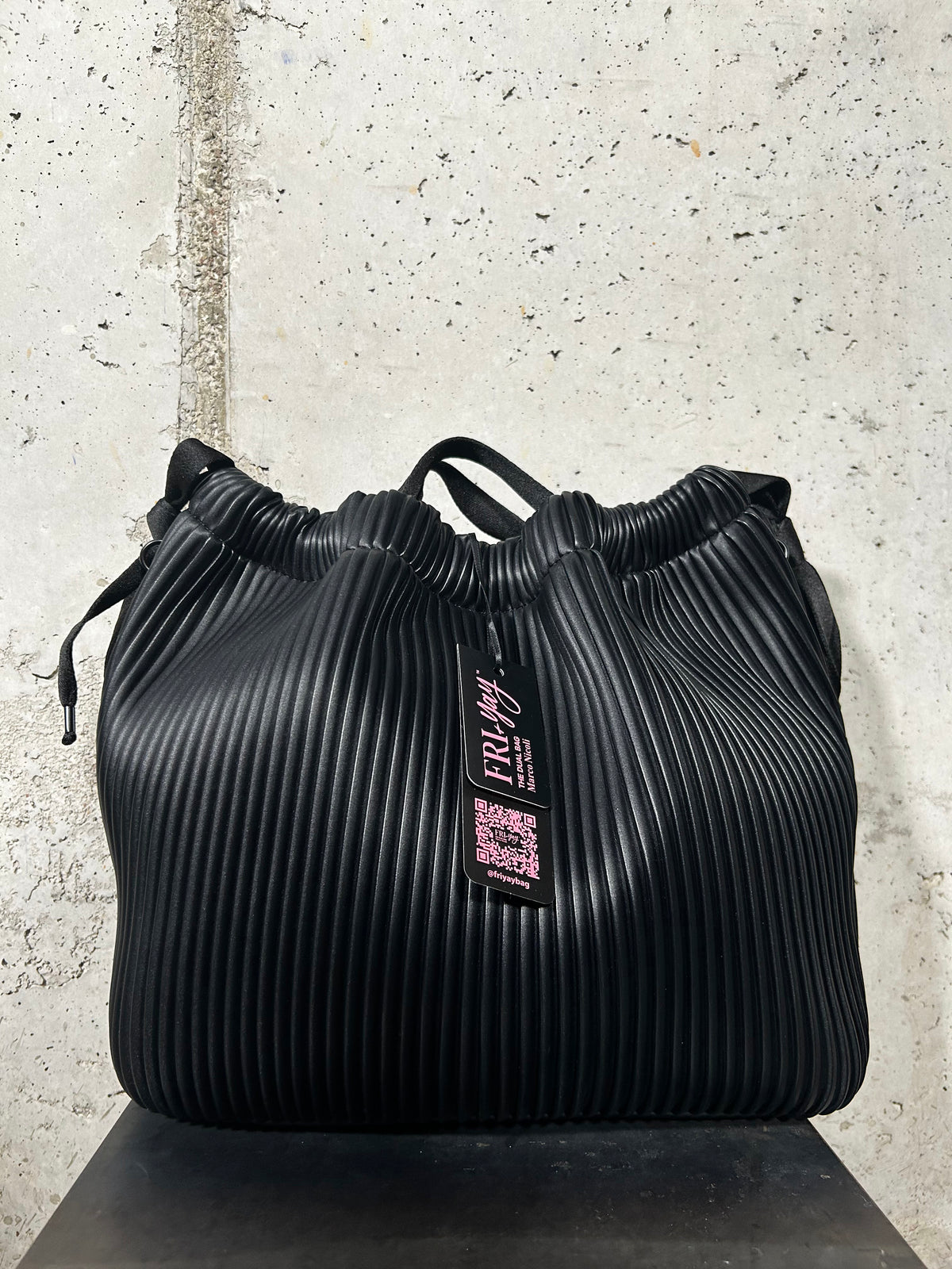 Bolso saco plisado negro Marco Nicoli