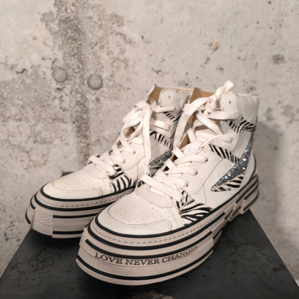 Zapatilla con plataforma blanca y cebra Bardasú