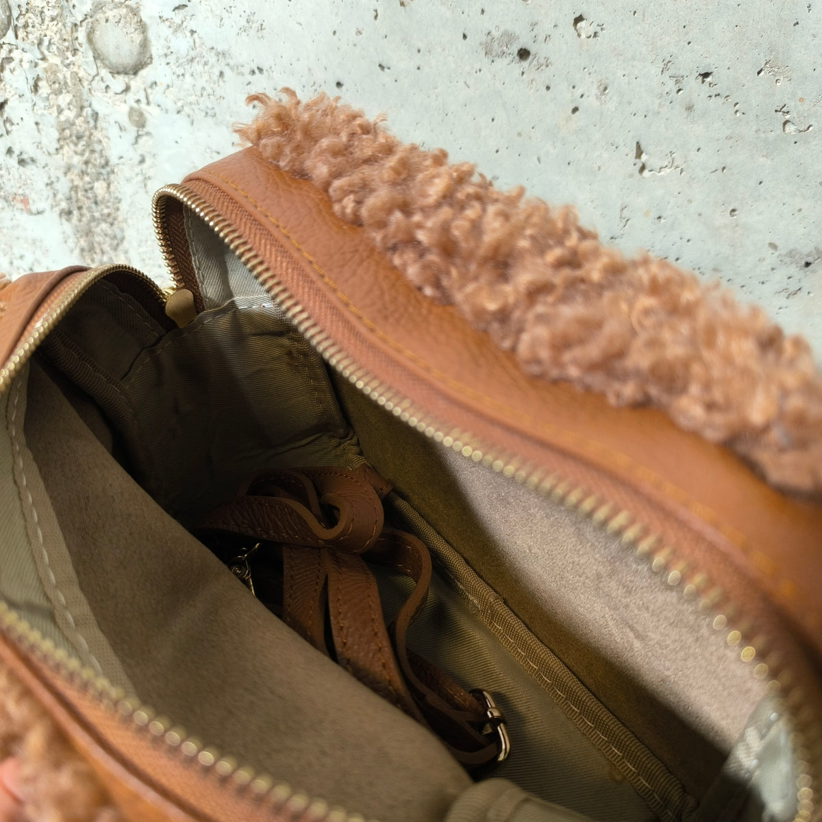 Bolso bandolera de borrego coñac Bardasú