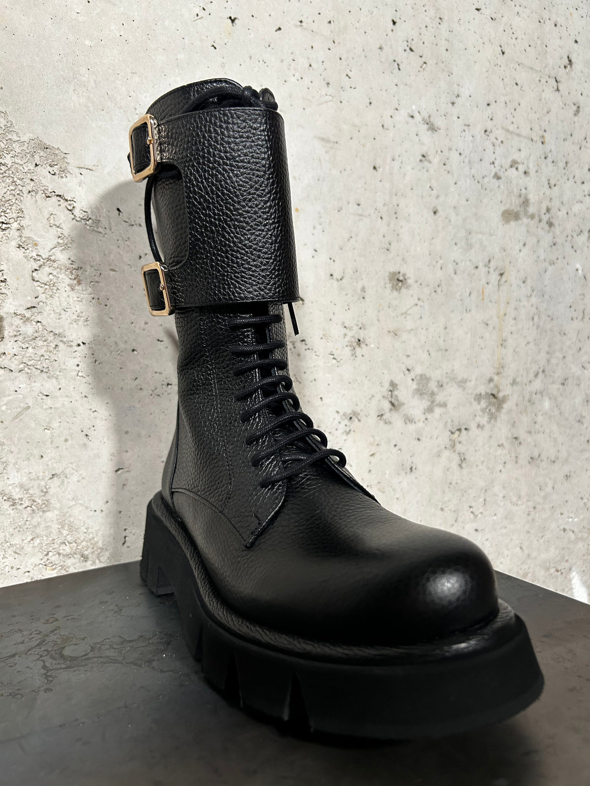 Bota negra con hebillas Paloma Barceló