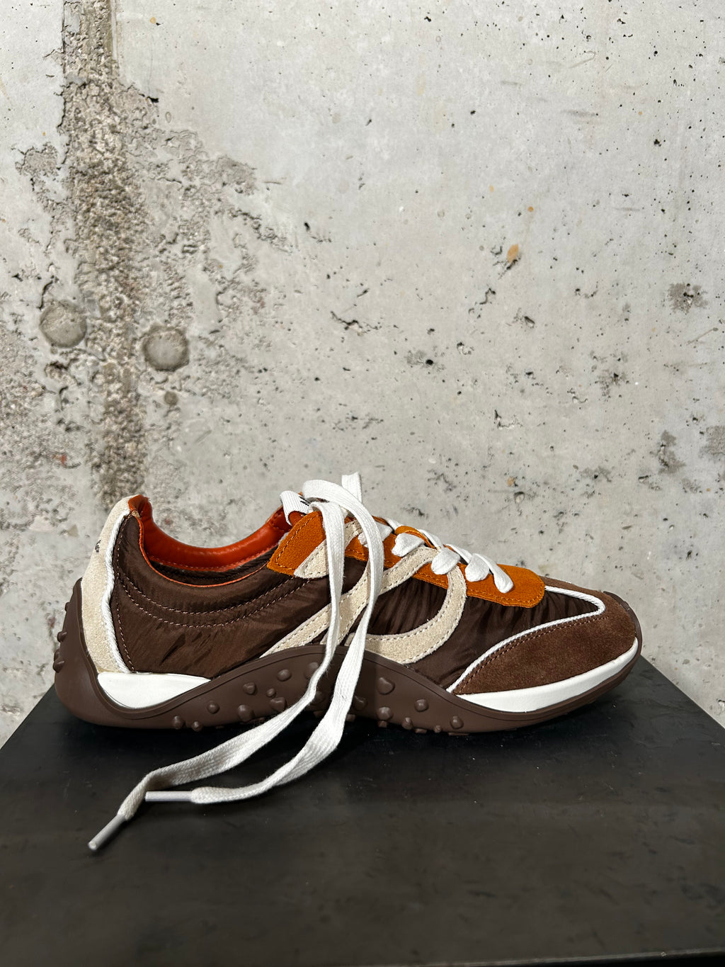 Zapatilla deportiva choco con ante camel Palomitas