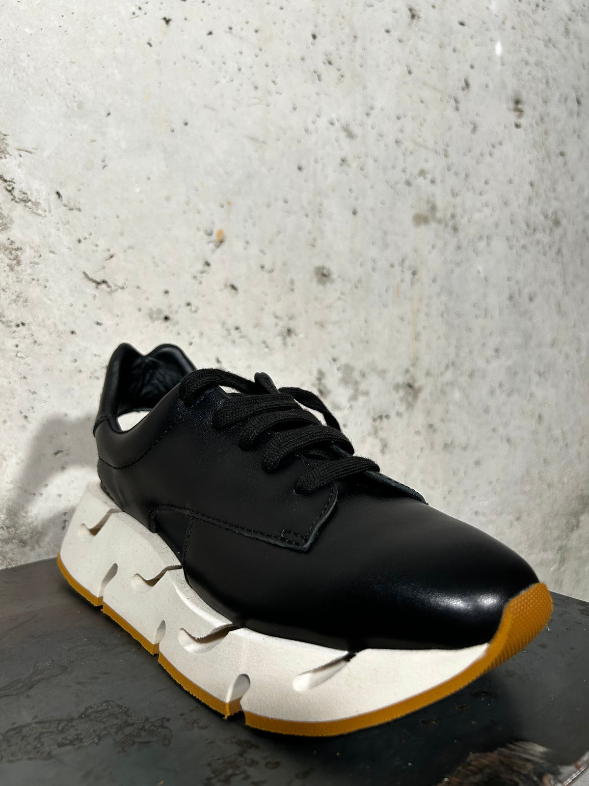 Zapatilla con plataforma negra Palomitas