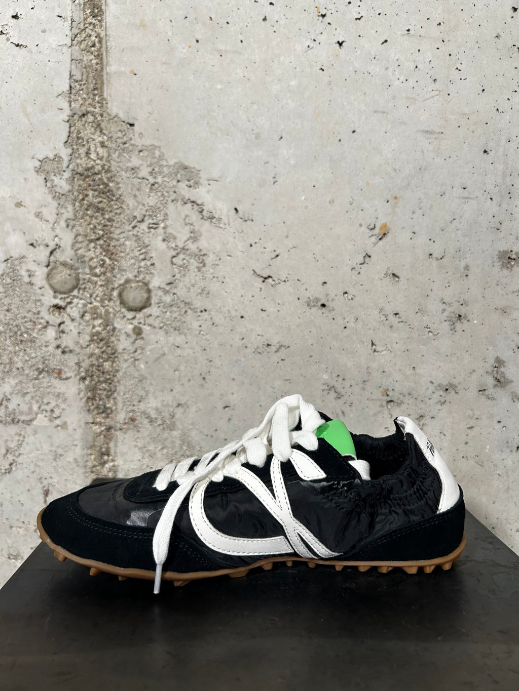 Zapatilla deportiva en negro Palomitas