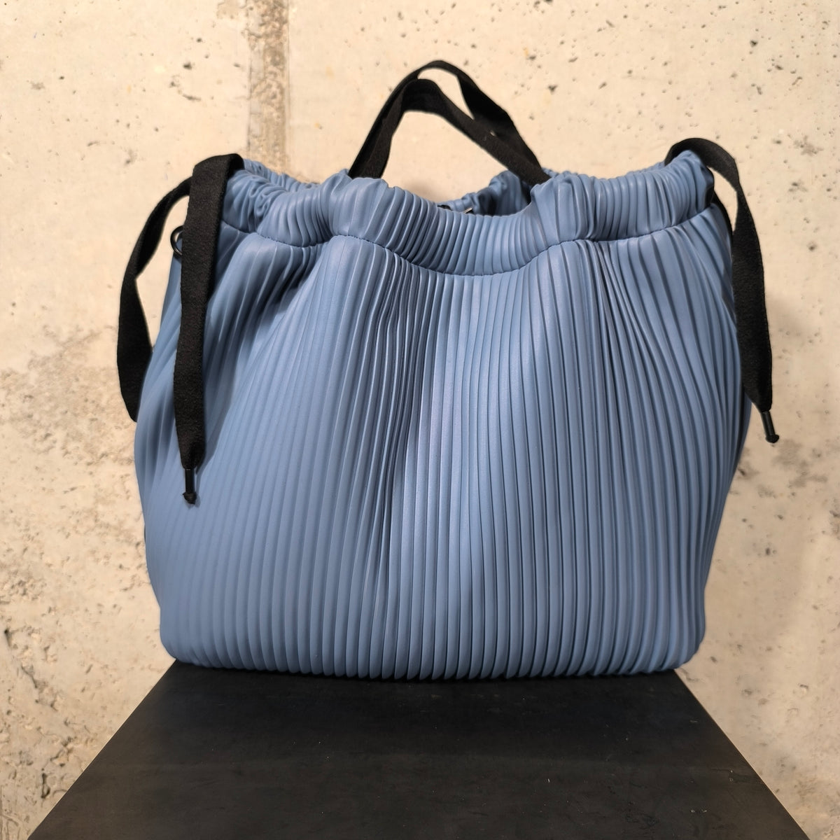 Bolso saco plisado azul denim Marco Nicoli
