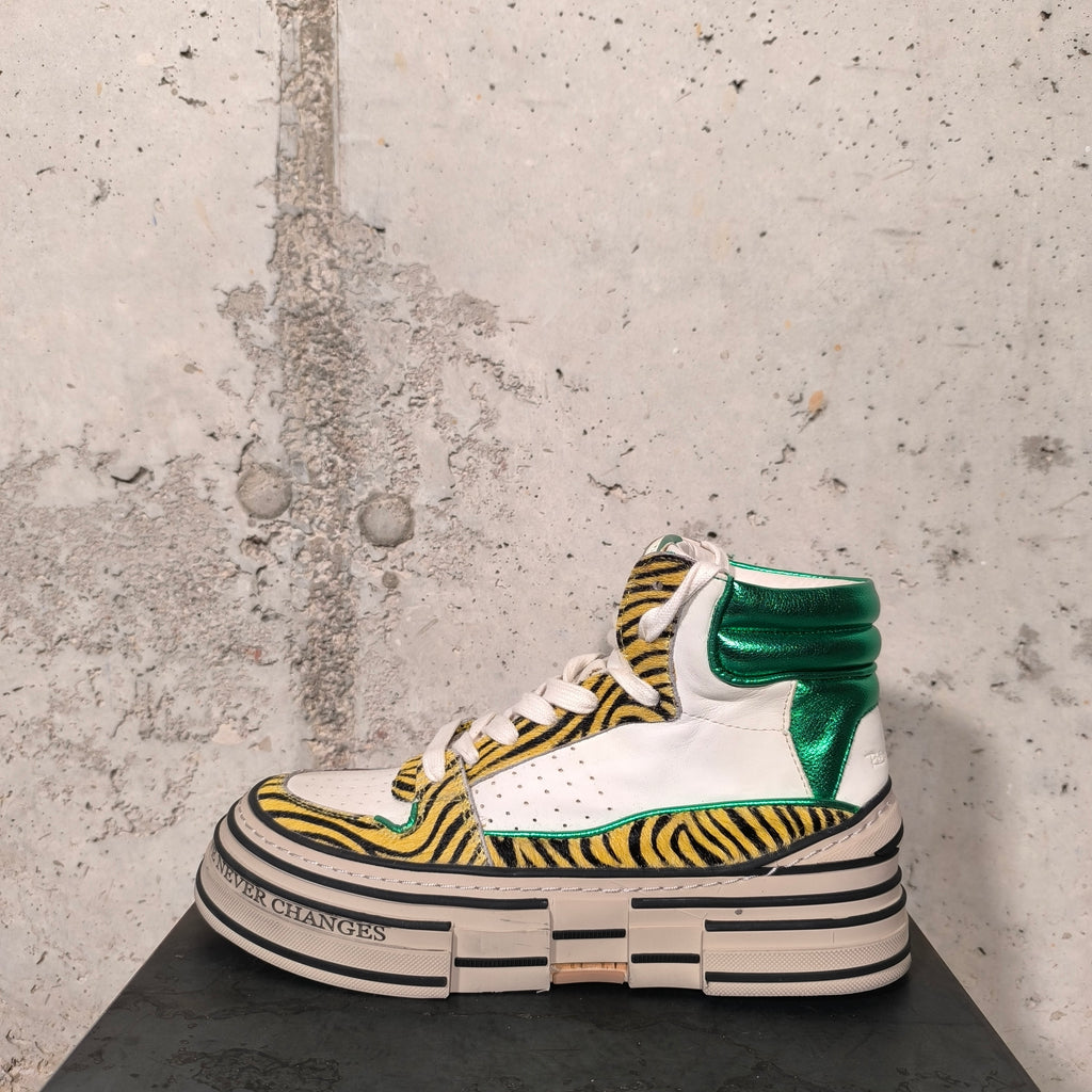Zapatilla con plataforma blanca y verde metalizado Bardasú