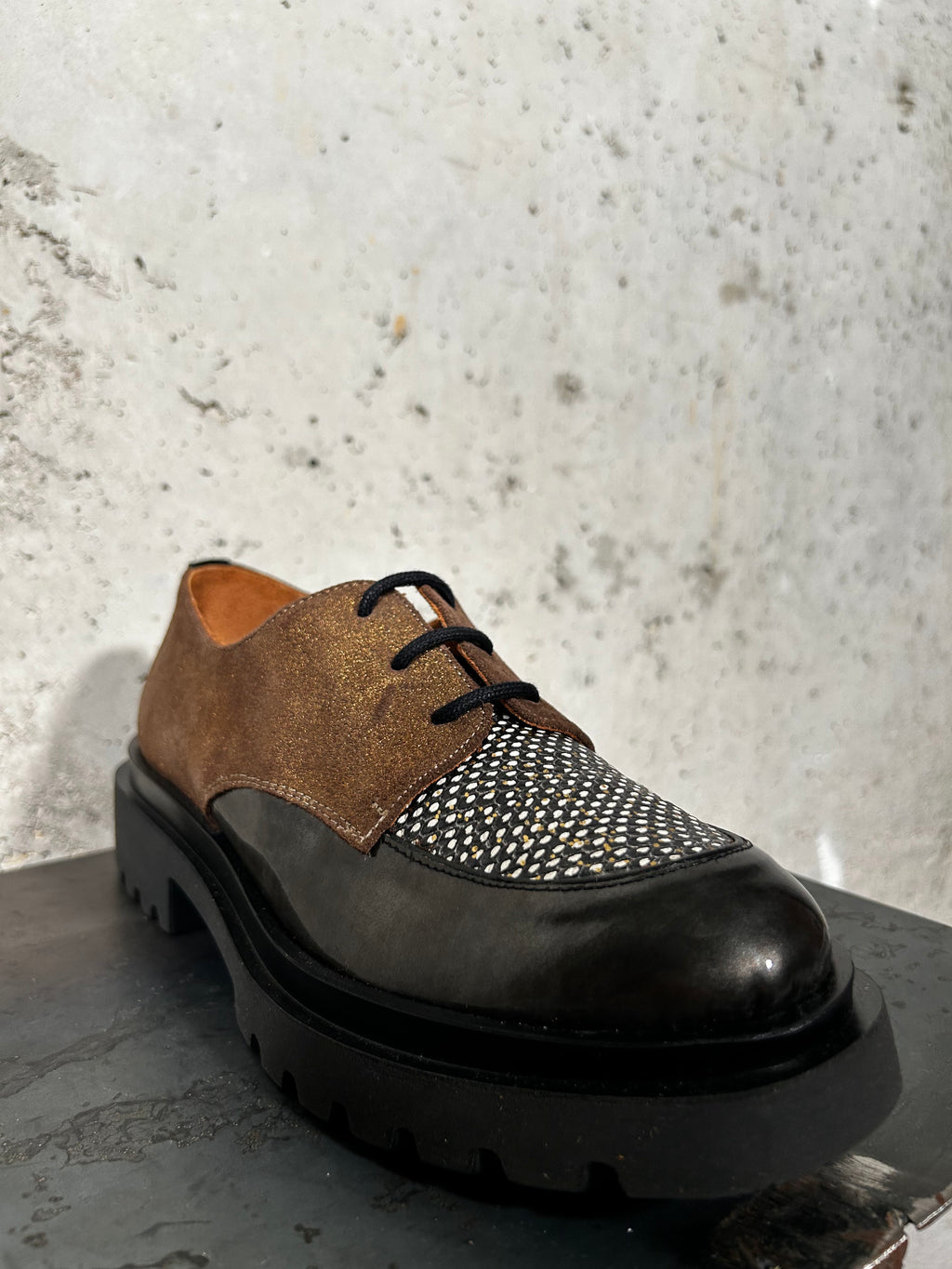 Zapato de cordones bronce y negro Nemonic