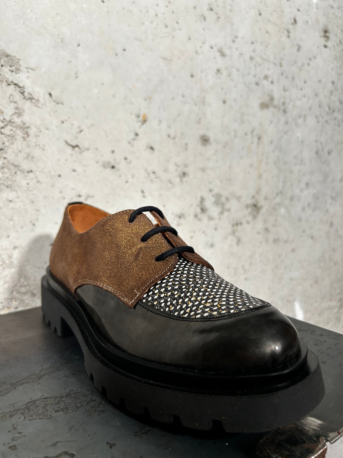 Zapato de cordones bronce y negro Nemonic