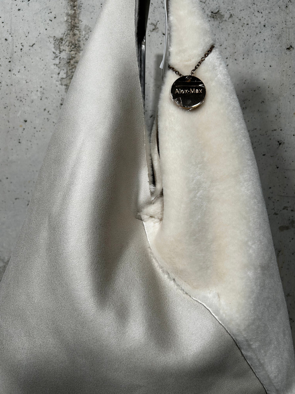 Bolso triangular de borrego marfil Alex Max