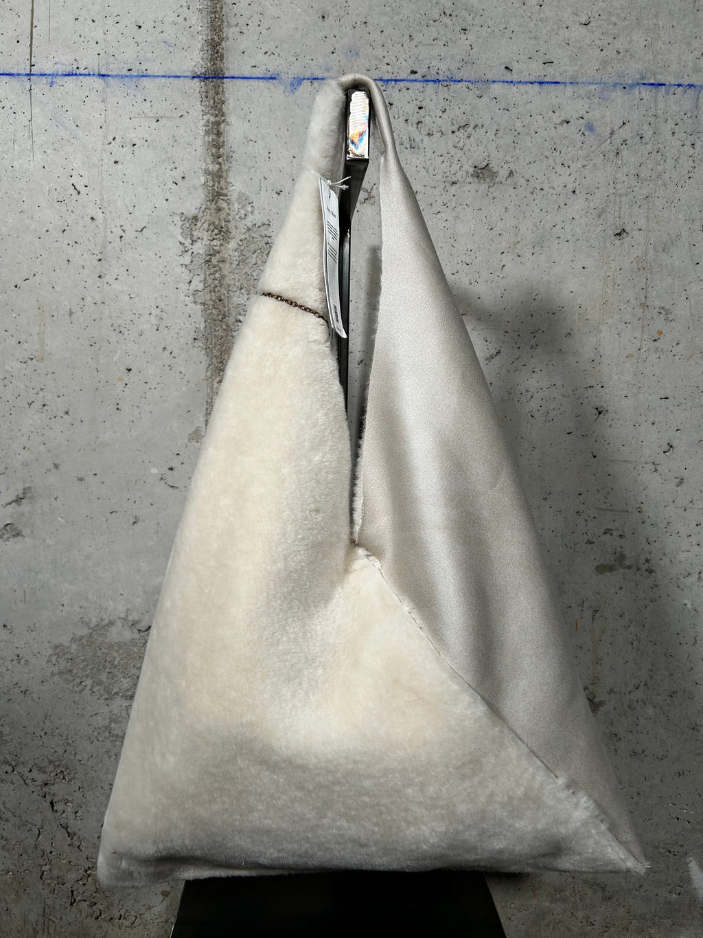Bolso triangular de borrego marfil Alex Max