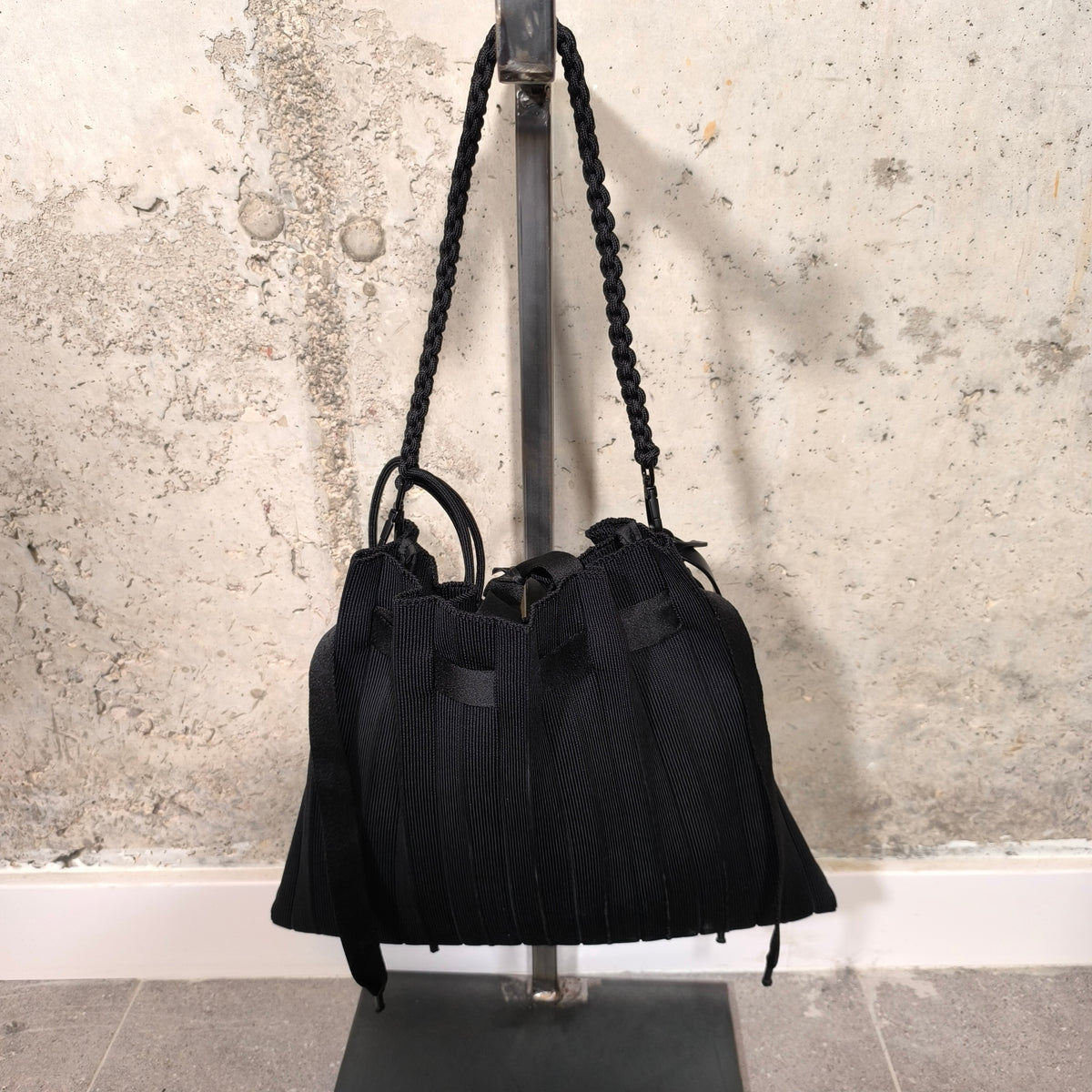Bolso plisado negro Fri-Yay