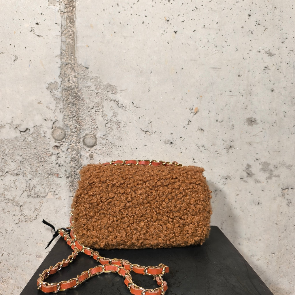 Bolso de borrego con cadena coñac Bardasú