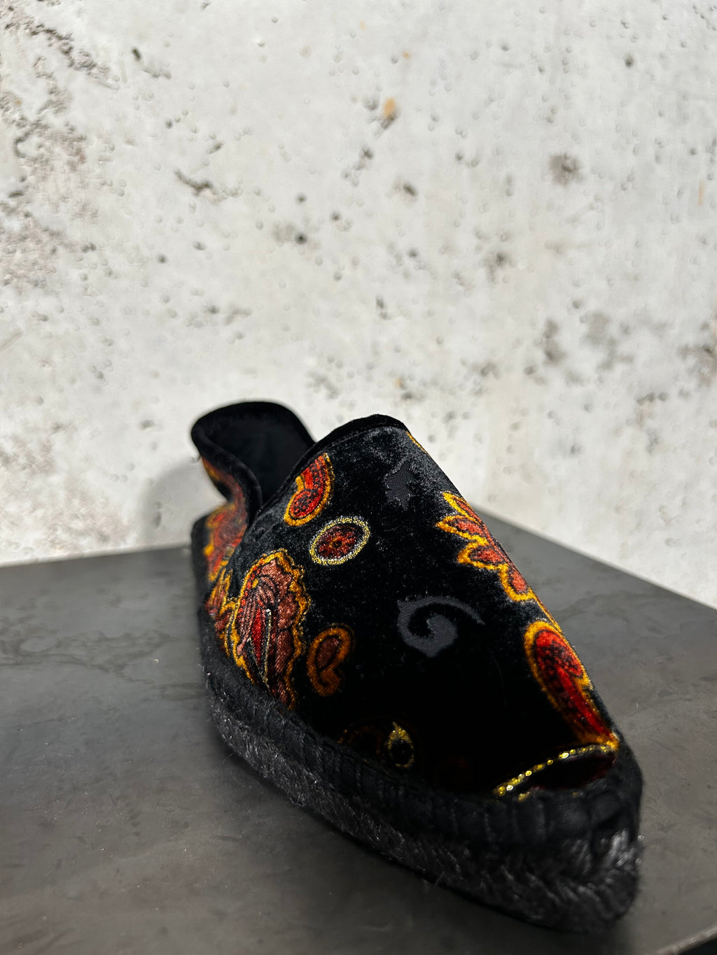 Alpargata veneciana de terciopelo bordado negra Gabrille