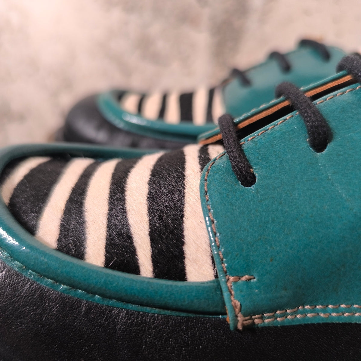 Zapato de cordones verde petróleo y cebra Nemonic