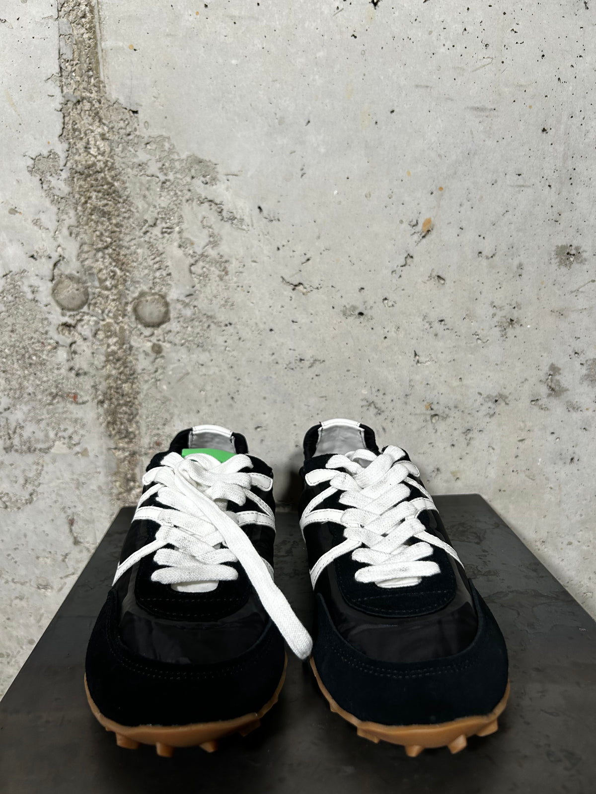Zapatilla deportiva en negro Palomitas